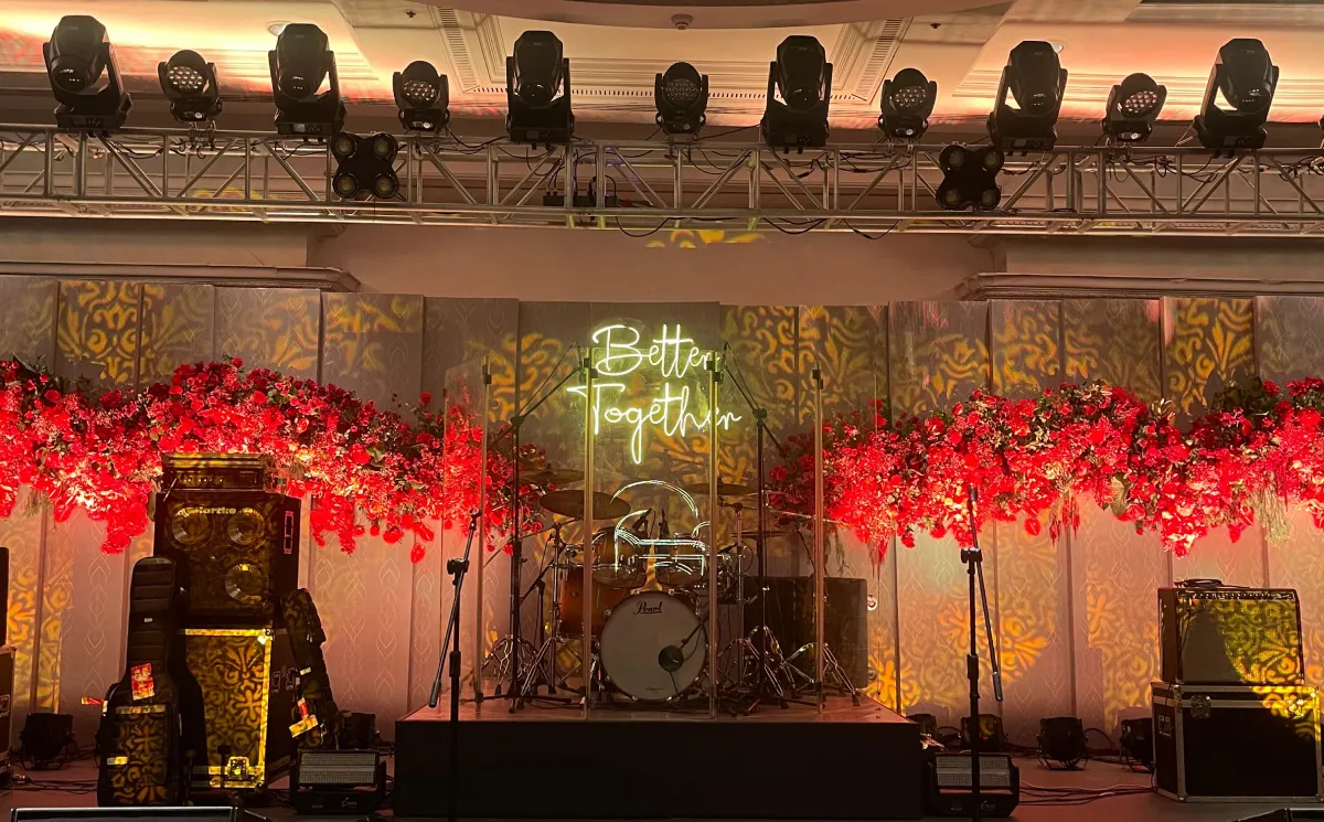 Luxury wedding reception decor by Vows Vachan Party Cruisers